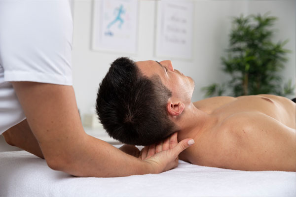 professionelle massage in solothurn während einer nackenmassage bei einem mann